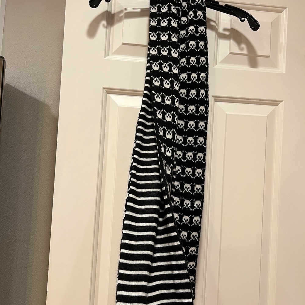 Fun skull/crossbones scarf reversible to stripes